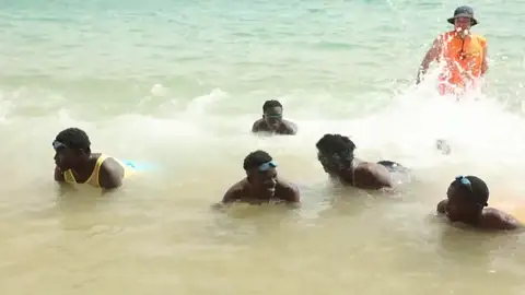 Inmigrantes aprenden a nadar Inmigrantes aprenden a nadar