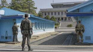 Militares norcoreanos en la Zona Desmilitarizada entre las dos Coreas