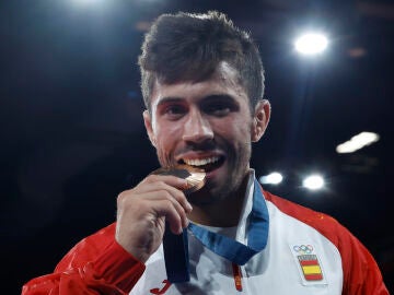 Fran Garrigós con su medalla de bronce en París