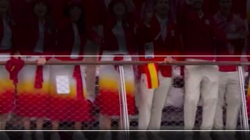 Las faldas de las deportistas españolas en la ceremonia inaugural