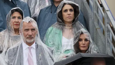 Los reyes Felipe y Letizia, empapados en la ceremonia inaugural de los Juegos Olímpicos de París Los reyes Felipe y Letizia, empapados en la ceremonia inaugural de los Juegos Olímpicos de París