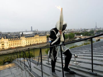 El personaje enmascarado por los tejados de París