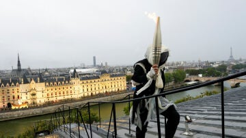 El personaje enmascarado por los tejados de París