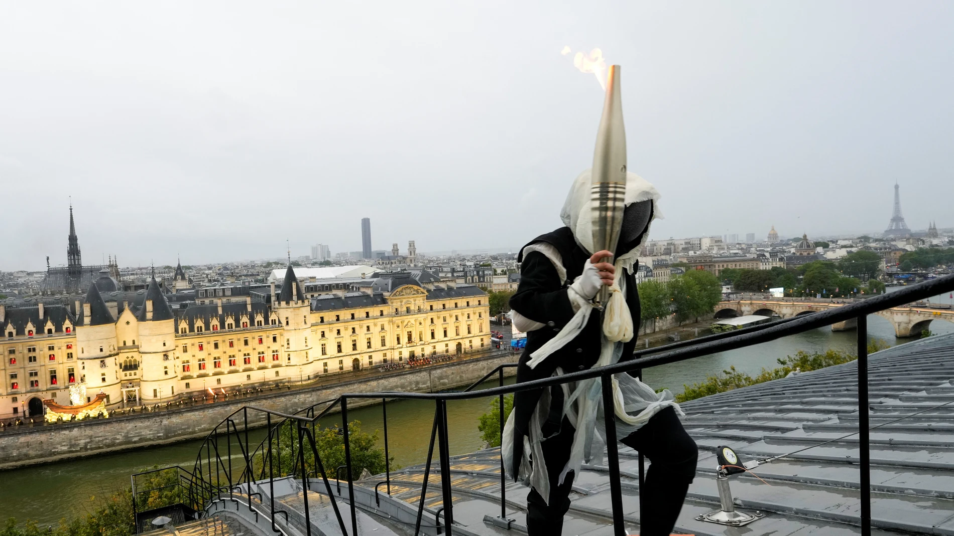 El personaje enmascarado por los tejados de París El personaje enmascarado por los tejados de París