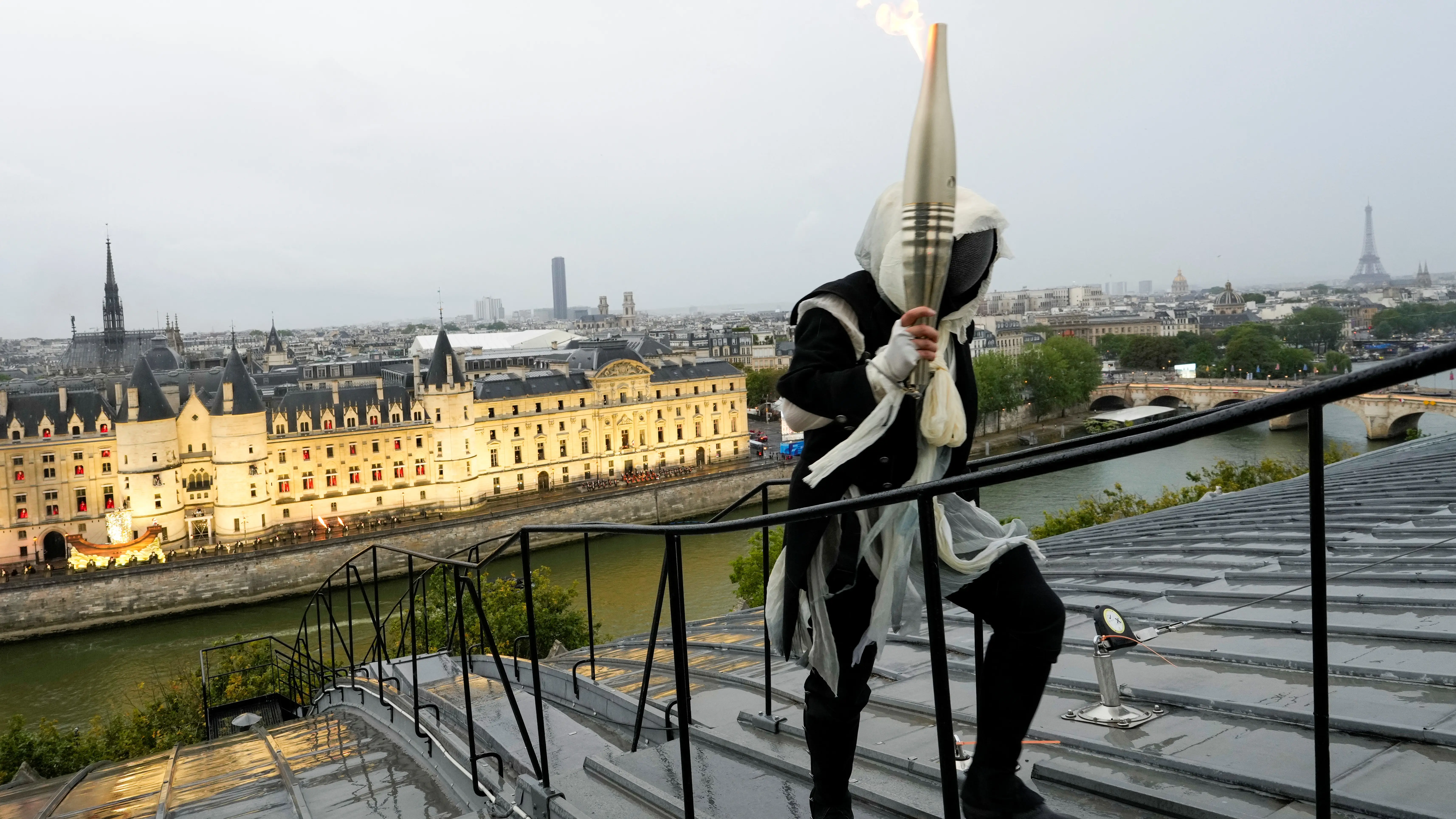 El personaje enmascarado por los tejados de Par&iacute;s