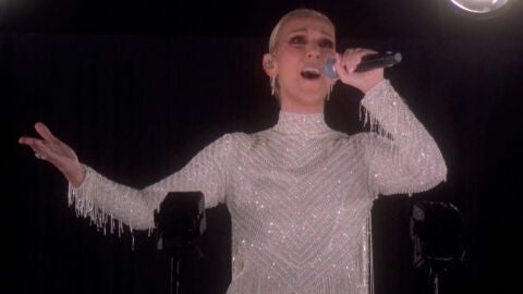 Céline Dion cantando en la ceremonia de inauguración de los Juegos Olímpicos de París