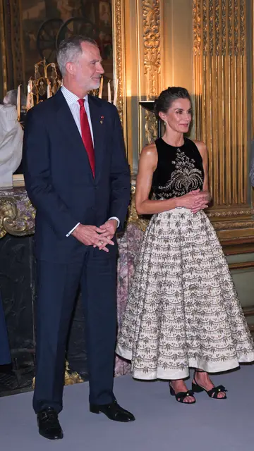 Los reyes Felipe y Letizia en la recepción del equipo olímpico español en la Embajada de España en París Los reyes Felipe y Letizia en la recepción del equipo olímpico español en la Embajada de España en París