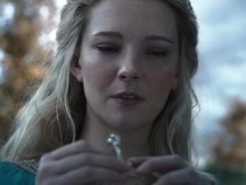 Morfydd Clark como Galadriel en El Señor de los Anillos: Los Anillos de Poder