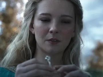 Morfydd Clark como Galadriel en El Señor de los Anillos: Los Anillos de Poder Morfydd Clark como Galadriel en El Señor de los Anillos: Los Anillos de Poder