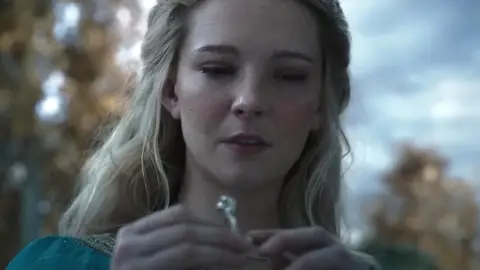Morfydd Clark como Galadriel en El Señor de los Anillos: Los Anillos de Poder Morfydd Clark como Galadriel en El Señor de los Anillos: Los Anillos de Poder