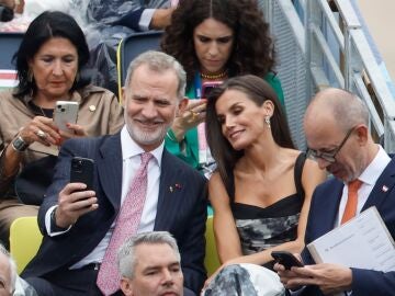 La cúpula mundial asiste a la ceremonia de inauguración de los JJOO, aguantando como todos los demás, los rigores de la lluvia