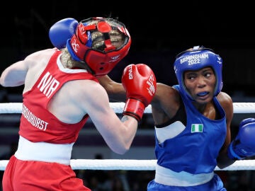 Cynthia Temitayo Ogunsemilore boxeando en Birmingham 2022