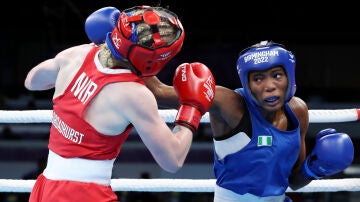 Cynthia Temitayo Ogunsemilore boxeando en Birmingham 2022