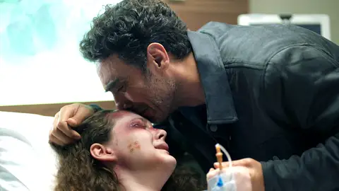 Eren le cuenta a Tuğçe que por fin se ha hecho justicia Eren le cuenta a Tuğçe que por fin se ha hecho justicia