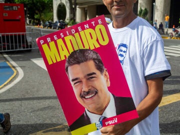 Cierre de la campaña electoral en Venezuela. Simpatizantes del presidente Nicolás Maduro caminan por la ciudad de Caracas.