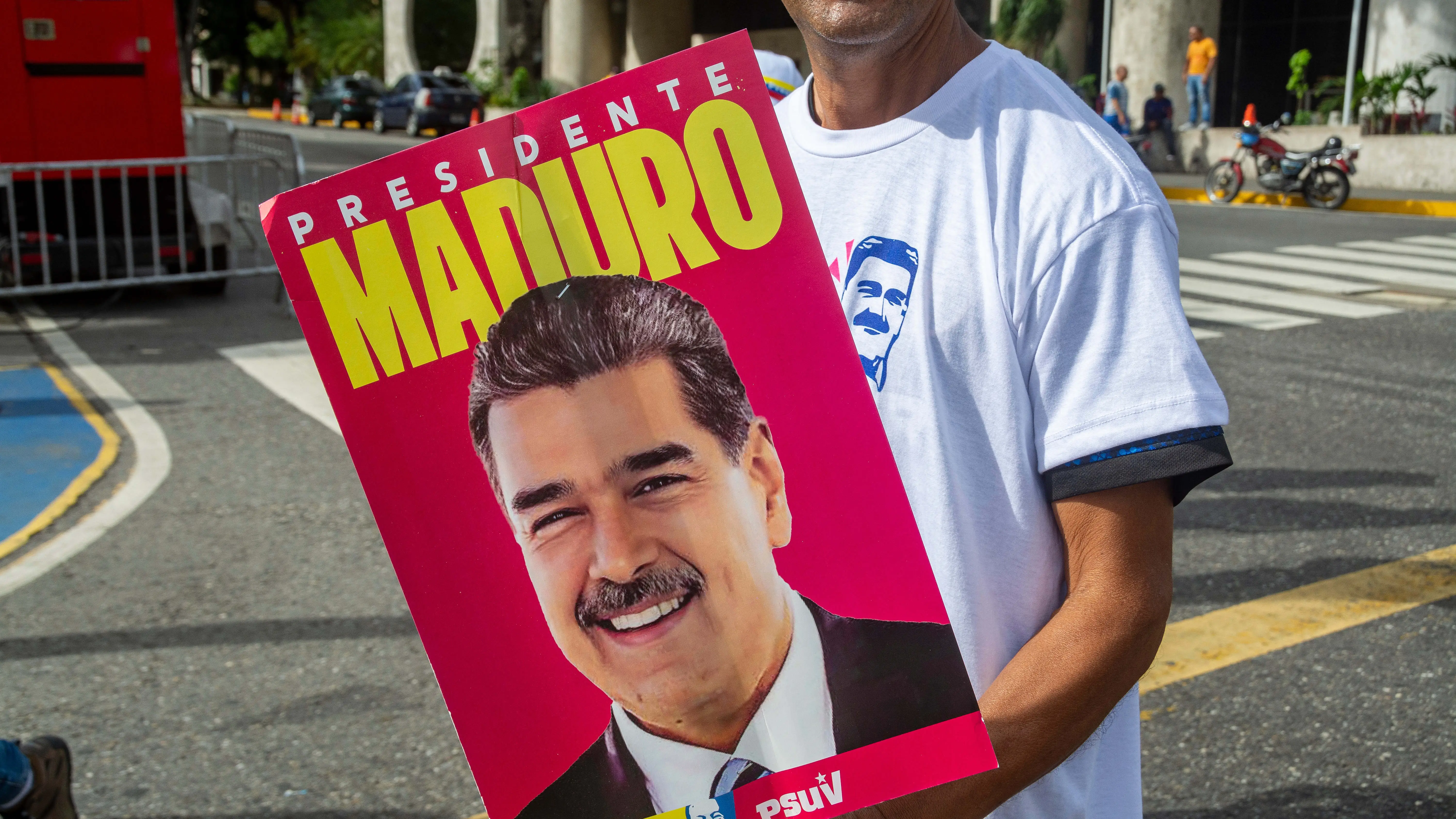Cierre de la campaña electoral en Venezuela. Simpatizantes del presidente Nicolás Maduro caminan por la ciudad de Caracas. Cierre de la campaña electoral en Venezuela. Simpatizantes del presidente Nicolás Maduro caminan por la ciudad de Caracas.