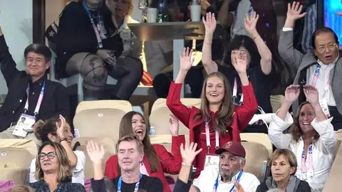 La princesa Leonor haciendo la ola en la grada de la Philippe Chatrier La princesa Leonor haciendo la ola en la grada de la Philippe Chatrier