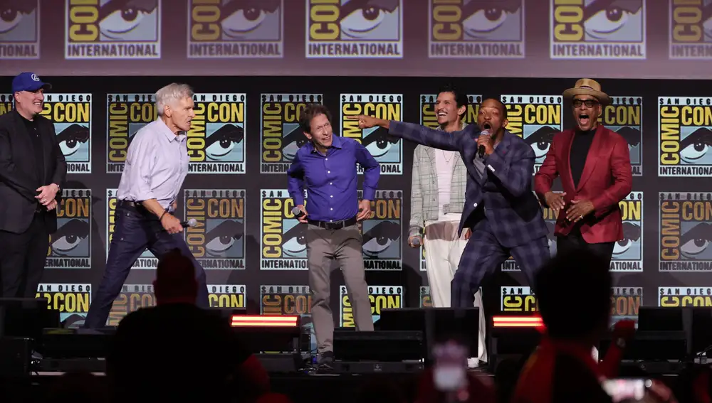 Harrison Ford bromeando con Anthony Mackie en la Comic-Con Harrison Ford bromeando con Anthony Mackie en la Comic-Con