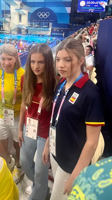La princesa Leonor y la infanta Sofía charlando en las gradas en el debut del waterpolo masculino en los JJ.OO. de París La princesa Leonor y la infanta Sofía charlando en las gradas en el debut del waterpolo masculino en los JJ.OO. de París