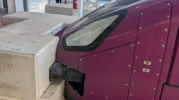 Un tren Avlo se coca en el anden de Alicante Un tren Avlo se coca en el anden de Alicante