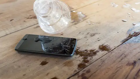 Un móvil al que se le ha caído agua Un móvil al que se le ha caído agua