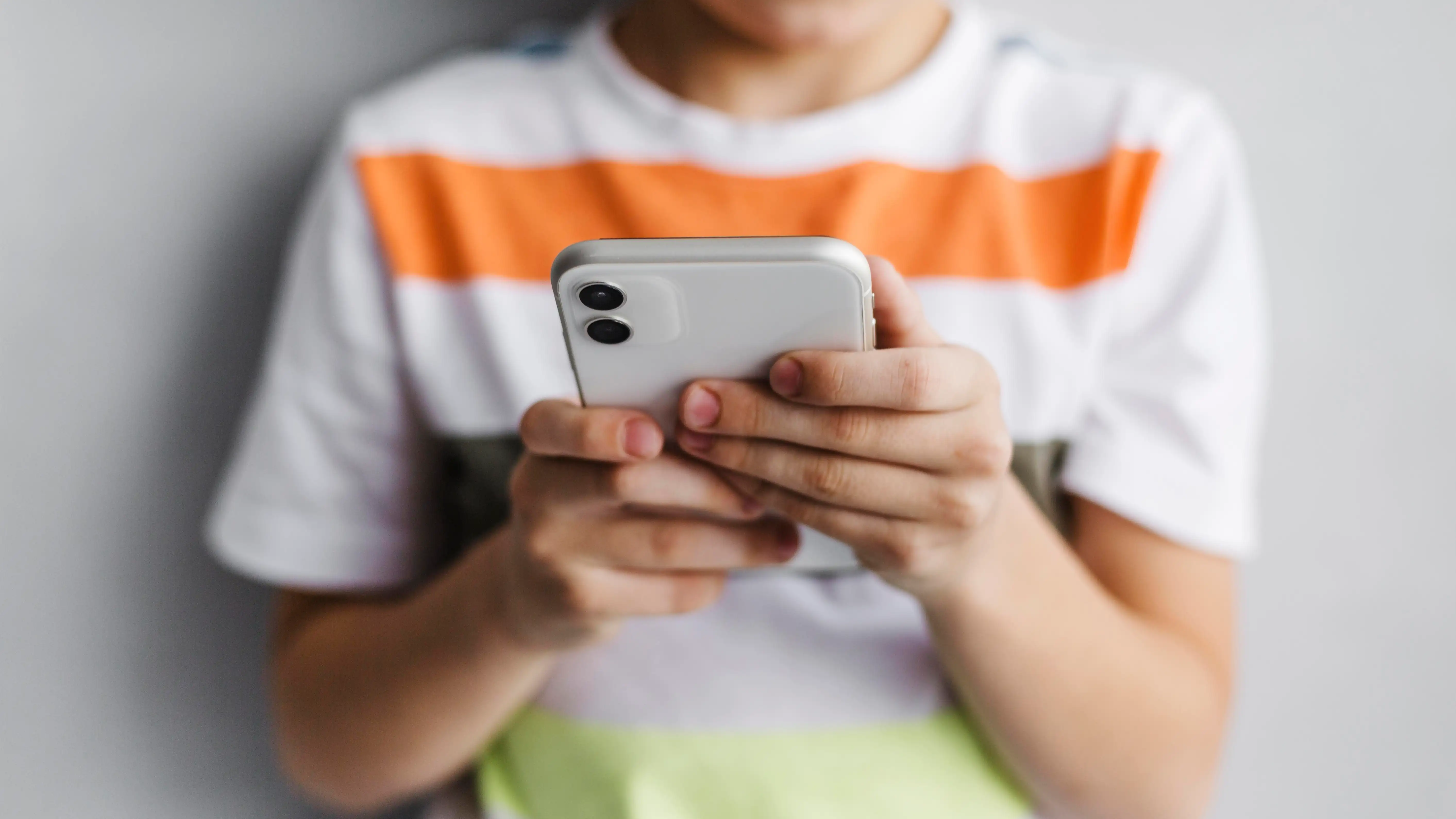 Niño con teléfono, imagen de archivo Niño con teléfono, imagen de archivo