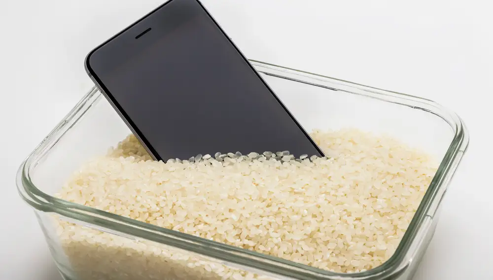 La técnica de meter el móvil en arroz La técnica de meter el móvil en arroz