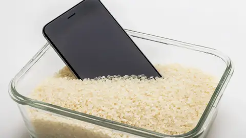La técnica de meter el móvil en arroz La técnica de meter el móvil en arroz