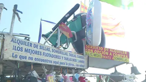Miguel Ángel, dueño de la tienda ambulante que todos necesitan en la playa de Zahara de los Atunes Miguel Ángel, dueño de la tienda ambulante que todos necesitan en la playa de Zahara de los Atunes