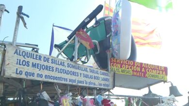 La tienda ambulante de Miguel Ángel: ¡Tiene lo que todos necesitan en la playa de Zahara de los Atunes!