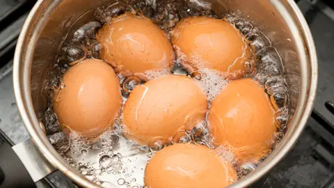 Unos huevos hirviendo en una olla Unos huevos hirviendo en una olla