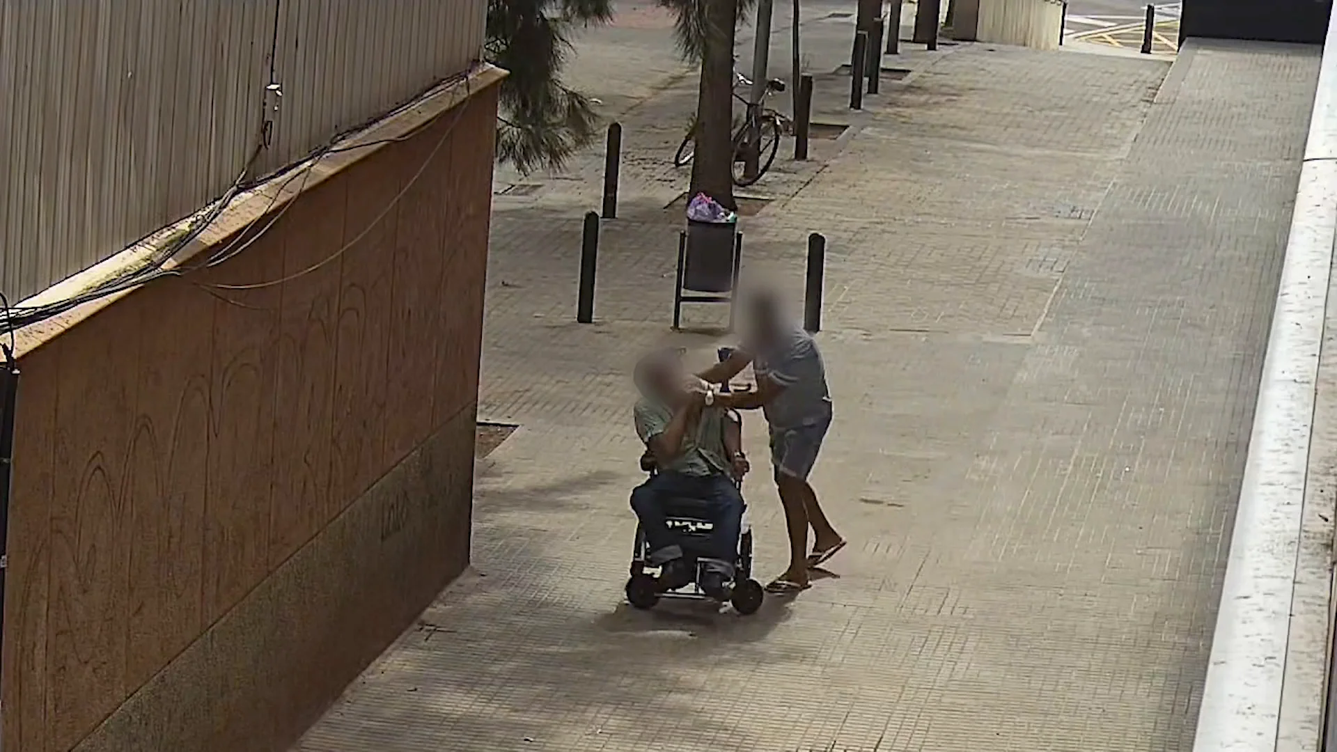 Atraco a un hombre en silla de ruedas Atraco a un hombre en silla de ruedas