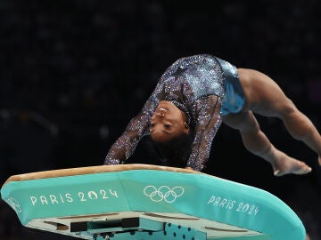 Simone Biles en acción en el Bercy Arena