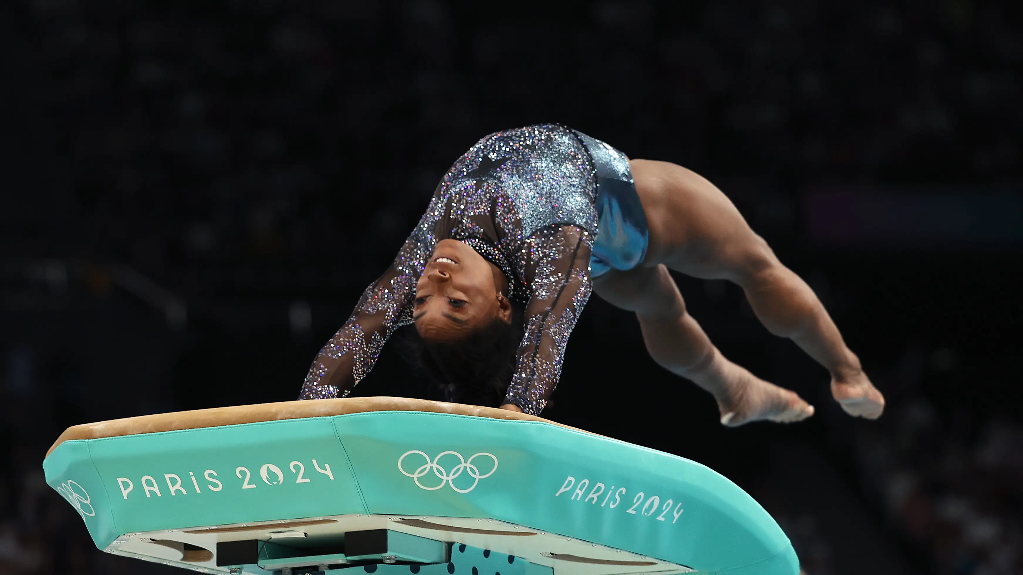 Simone Biles en acci&oacute;n en el Bercy Arena