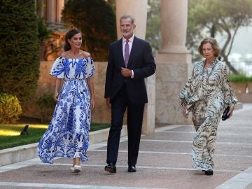 El Rey Felipe IV, la Reina Letizia y la Reina Sofía durante la recepción ofrecida a las autoridades y una representación de la sociedad balear en el Palacio de Marivent