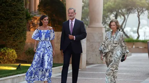 El Rey Felipe IV, la Reina Letizia y la Reina Sofía durante la recepción ofrecida a las autoridades y una representación de la sociedad balear en el Palacio de Marivent El Rey Felipe IV, la Reina Letizia y la Reina Sofía durante la recepción ofrecida a las autoridades y una representación de la sociedad balear en el Palacio de Marivent