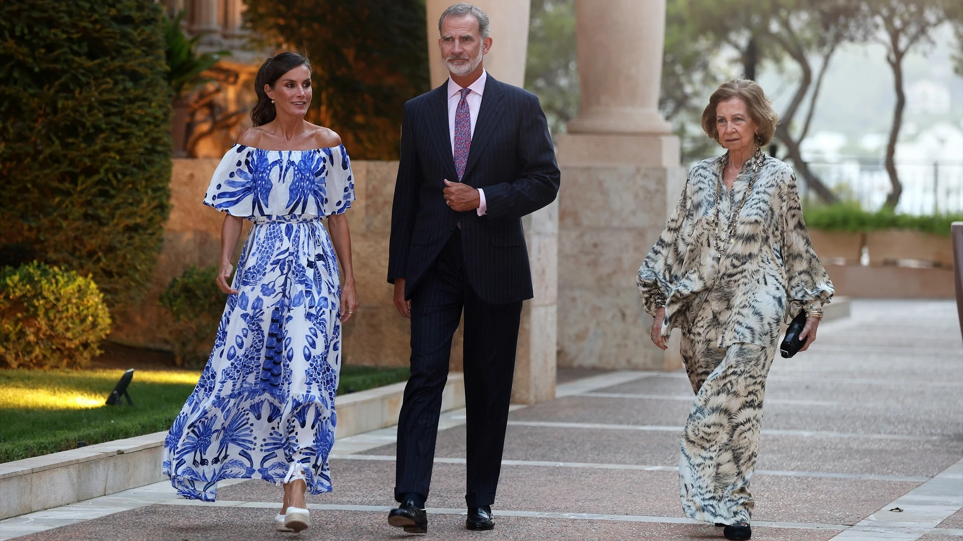 El Rey Felipe IV, la Reina Letizia y la Reina Sofía durante la recepción ofrecida a las autoridades y una representación de la sociedad balear en el Palacio de Marivent El Rey Felipe IV, la Reina Letizia y la Reina Sofía durante la recepción ofrecida a las autoridades y una representación de la sociedad balear en el Palacio de Marivent