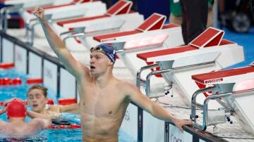Léon Marchand tras romper el récord de Michael Phelps