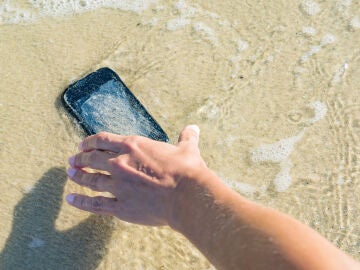 Un móvil en el agua de la playa