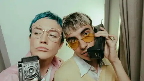 Jóvenes posando en una sesión de fotos Jóvenes posando en una sesión de fotos