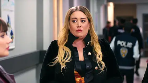 La peor pesadilla de Zeynep se hace realidad: ¡la joven descubre que está casada con Engin! La peor pesadilla de Zeynep se hace realidad: ¡la joven descubre que está casada con Engin!