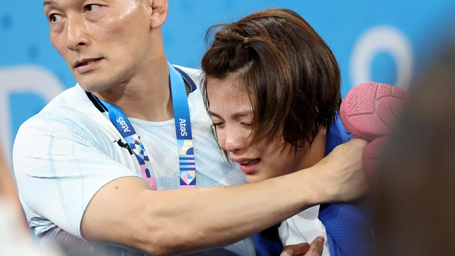 Uta Abe consolada por su entrenado tras quedar eliminada Uta Abe consolada por su entrenado tras quedar eliminada