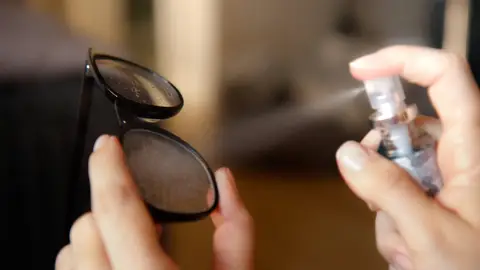Limpieza de gafas con producto Limpieza de gafas con producto