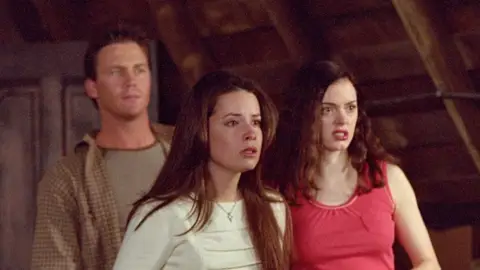 Brian Krause, Holly Marie Combs y Rose McGowan en Embrujadas Brian Krause, Holly Marie Combs y Rose McGowan en Embrujadas