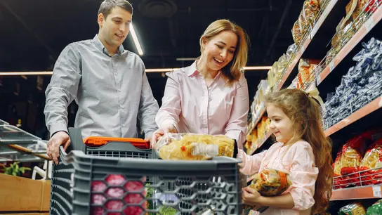 Una familia realizando la compra Una familia realizando la compra