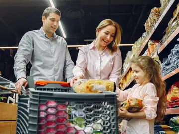 Una familia realizando la compra Una familia realizando la compra