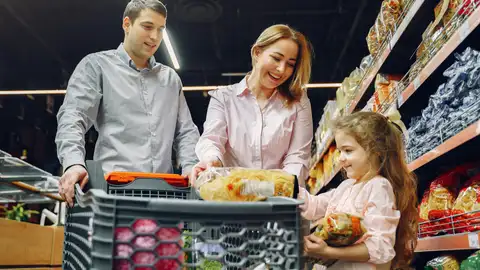 Una familia realizando la compra Una familia realizando la compra