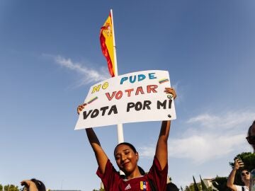 Manifestante con una pancarta en apoyo a la oposición venezolana