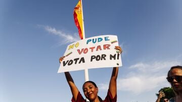 Manifestante con una pancarta en apoyo a la oposición venezolana