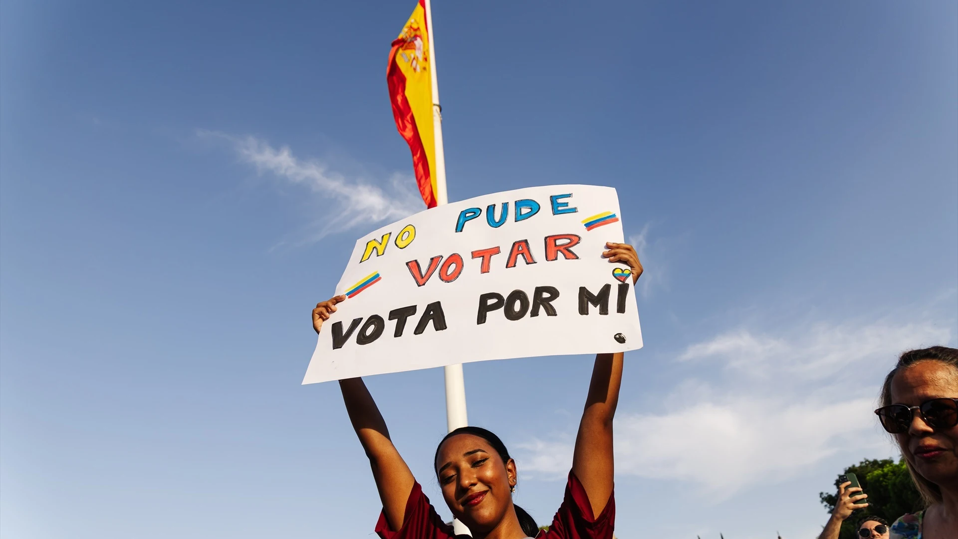 Manifestante con una pancarta en apoyo a la oposición venezolana Manifestante con una pancarta en apoyo a la oposición venezolana